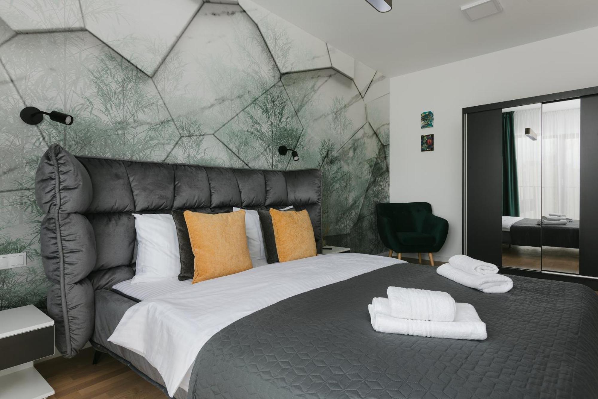 The Forest - Luxe Central Apt With Free Secured Parking Braşov Extérieur photo